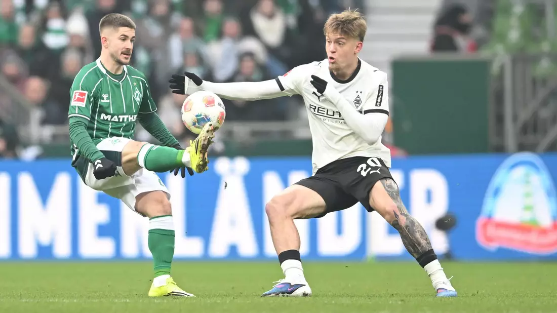 Werders Romano Schmid (l) wird vom Gladbacher Luca Netz gebremst. - Bild: Carmen Jaspersen/dpa