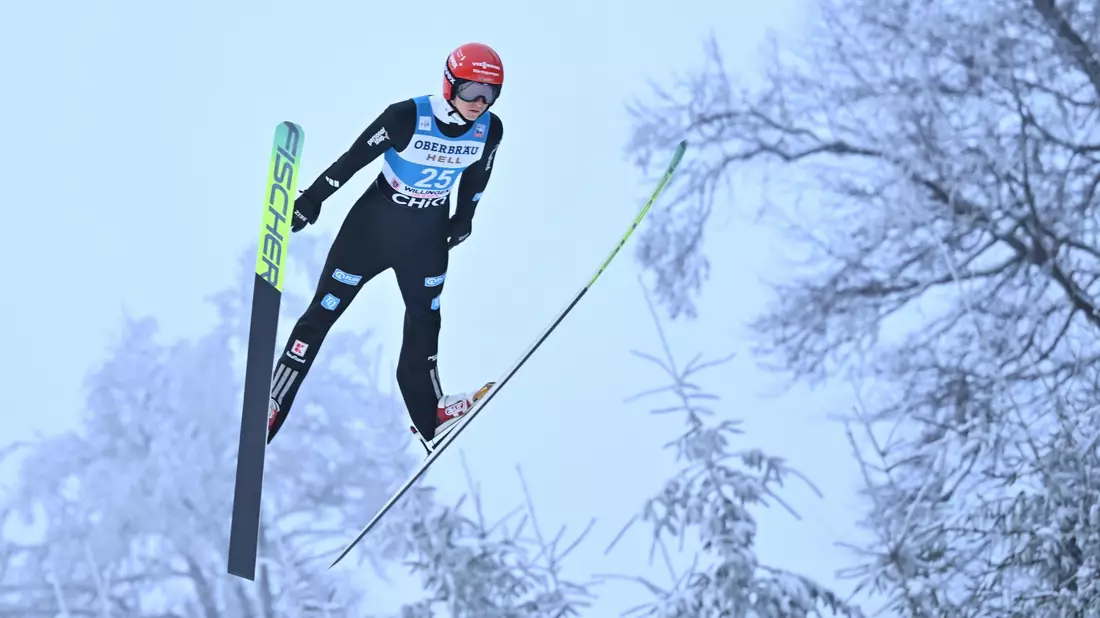 Karl Geiger springt auf Platz drei in Willingen. - Bild: Swen Pförtner/dpa