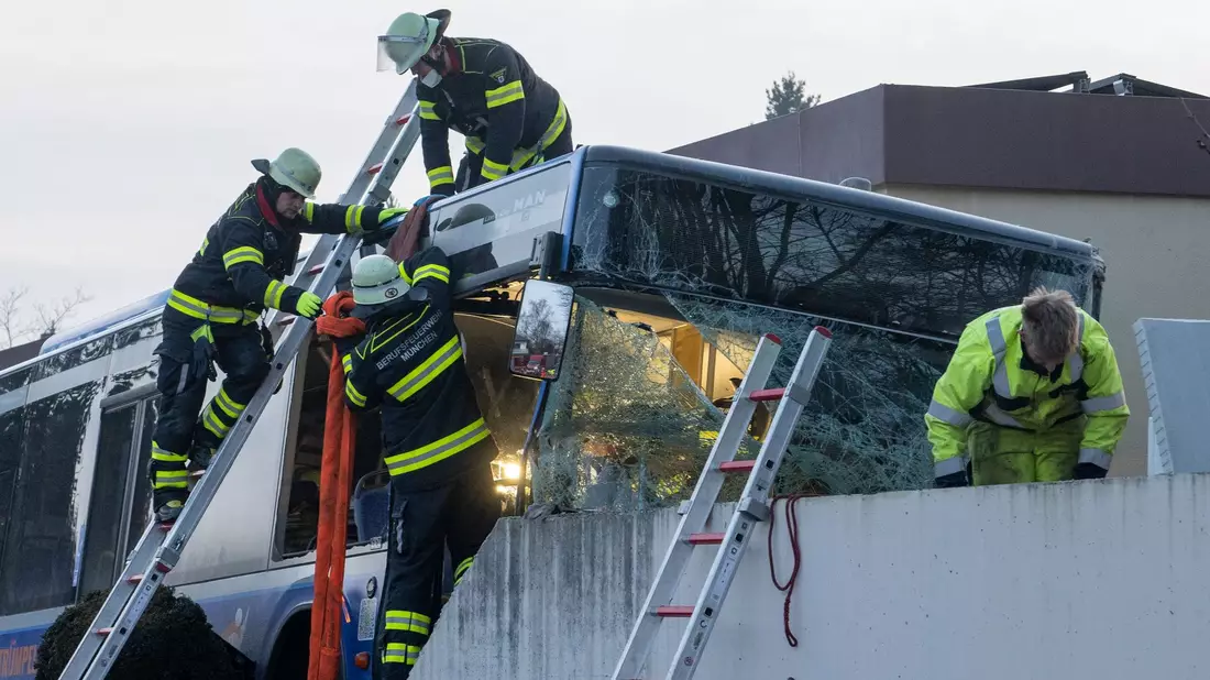 Die Feuerwehr war mit zahlreichen Kräften am Unfallort. - Bild: Stefan Puchner/dpa