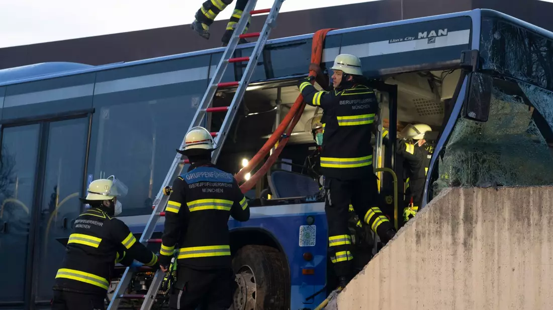 Bei dem Busunfall ist ein 13-jähriges Mädchen gestorben. - Bild: Stefan Puchner/dpa