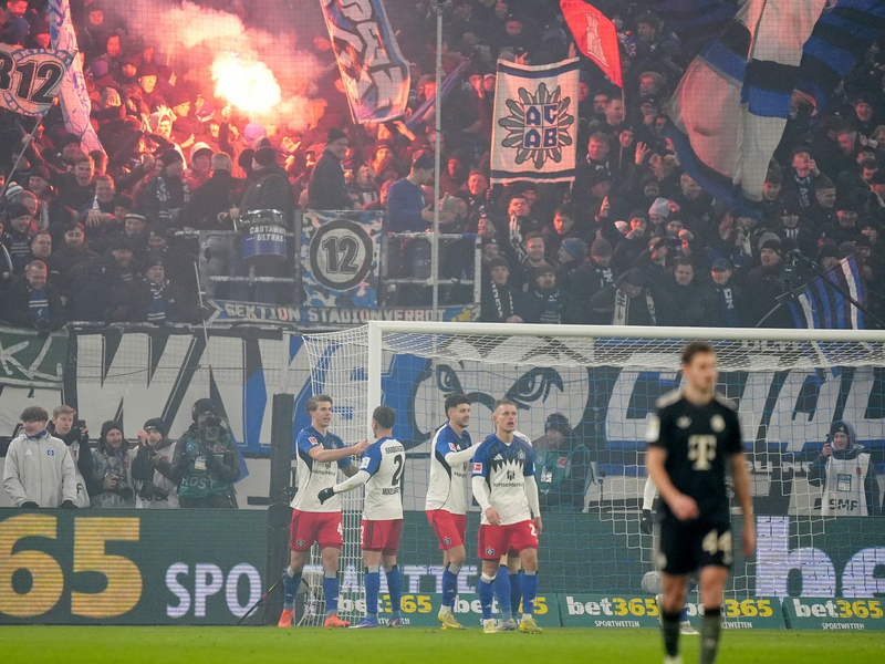 Gefeierter HSV-Mann Luka Vuskovic (l) nach seinem Tor zum 2:2. - Foto: Marcus Brandt/dpa
