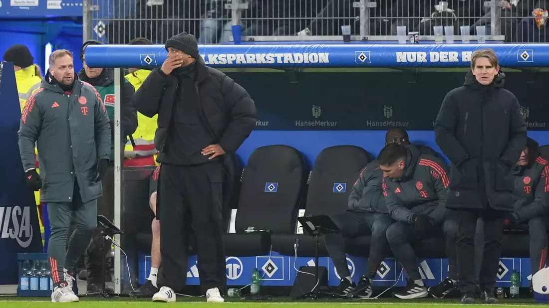 Hatte viel zu kritisieren: Münchens Trainer Vincent Kompany (2.v.l) - Bild: Marcus Brandt/dpa