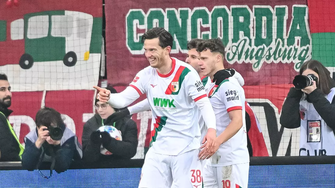 Traf doppelt für den FC Augsburg: Michael Gregoritsch. - Bild: Harry Langer/dpa