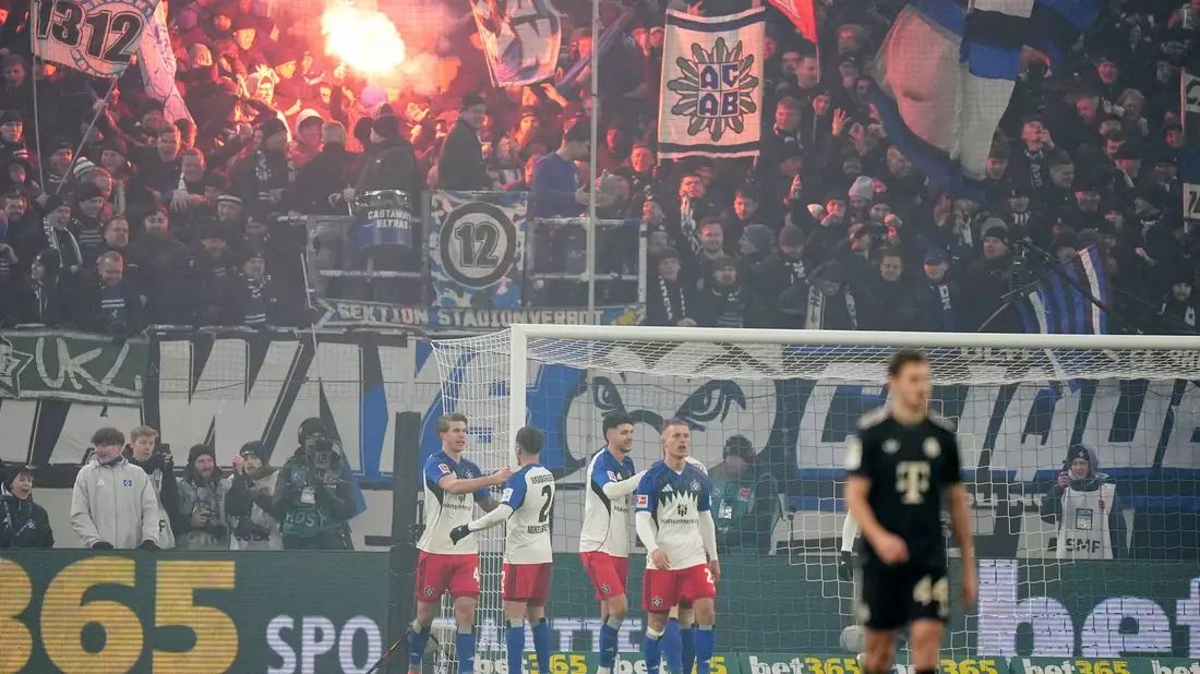 Gefeierter HSV-Mann Luka Vuskovic (l) nach seinem Tor zum 2:2. - Bild: Marcus Brandt/dpa