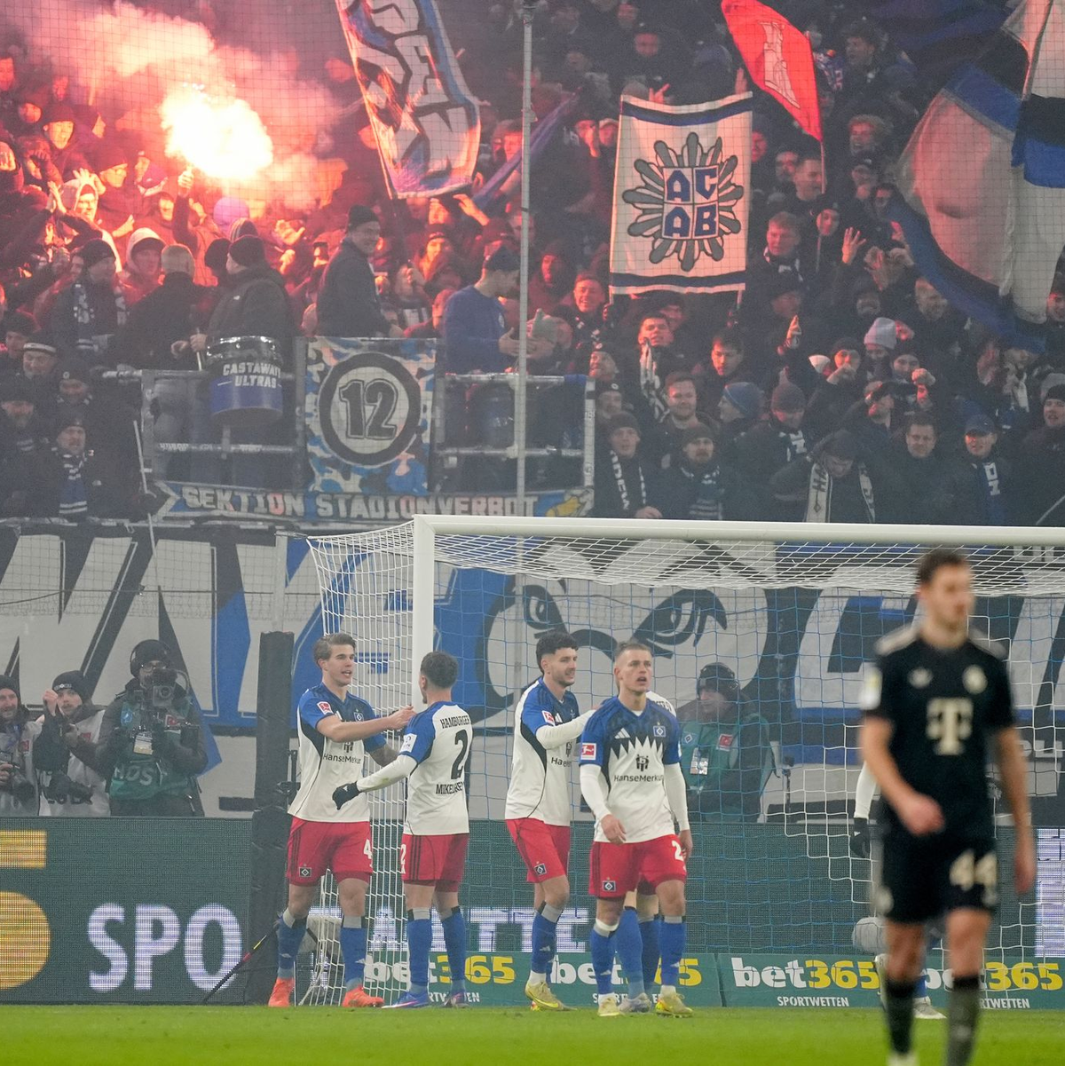 Gefeierter HSV-Mann Luka Vuskovic (l) nach seinem Tor zum 2:2. - Foto: Marcus Brandt/dpa