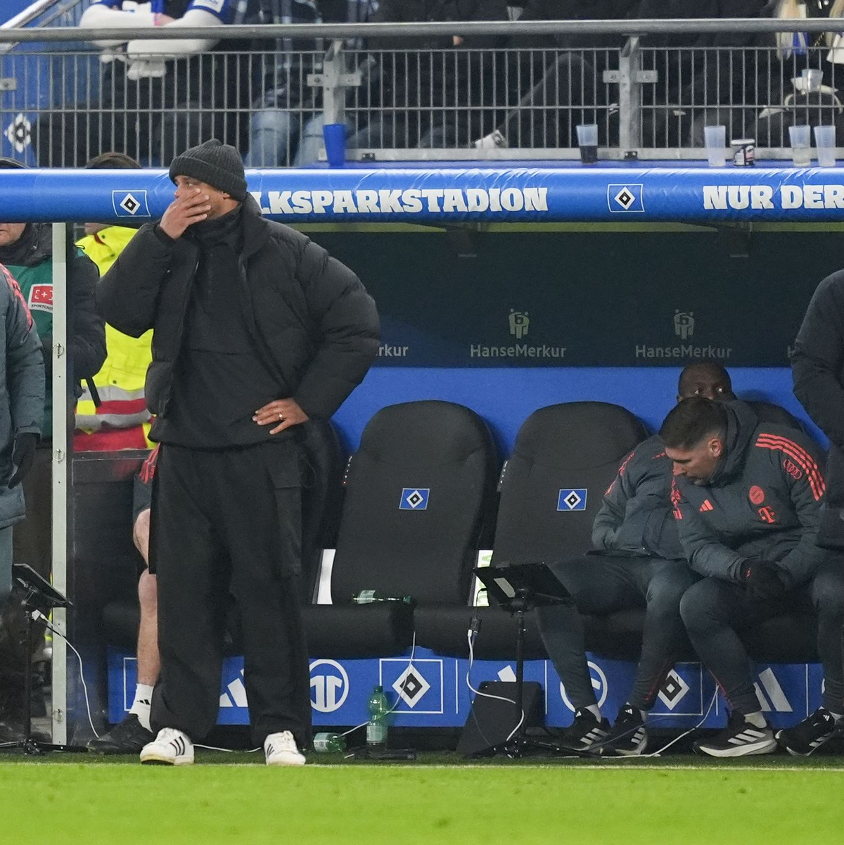 Hatte viel zu kritisieren: Münchens Trainer Vincent Kompany (2.v.l) - Foto: Marcus Brandt/dpa