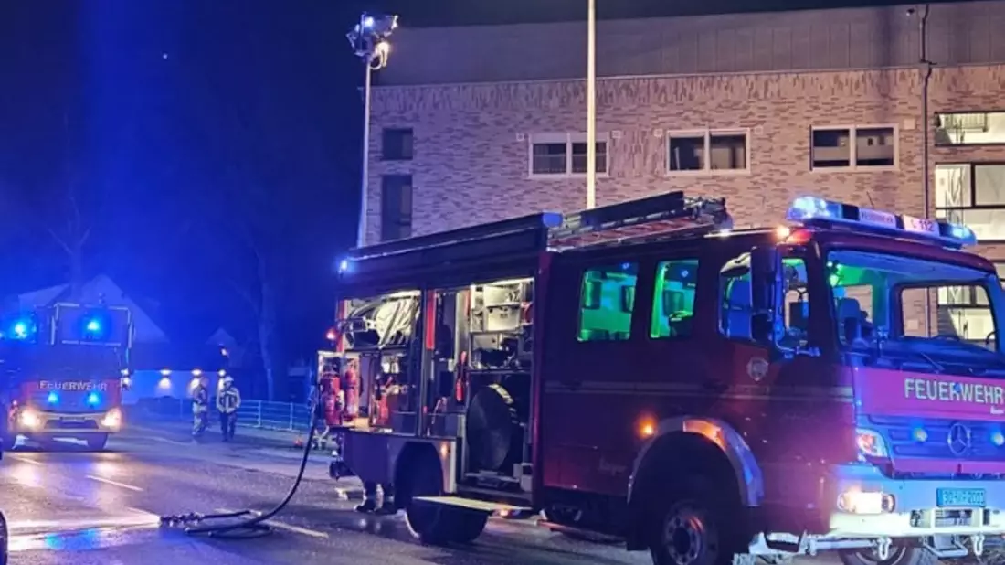 FW Bocholt: Unklare Rauchentwicklung im Dachgeschoss dreier Mehrfamilienhäuser - Bild: presseportal.de
