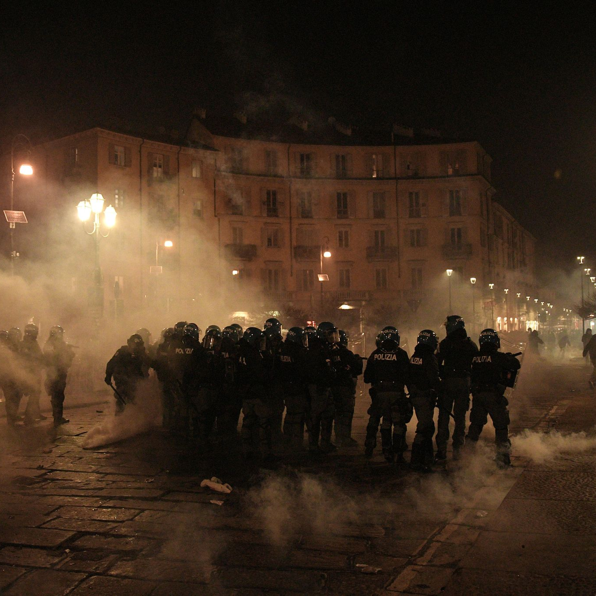 Mindestens elf Polizisten wurden bei den Krawallen verletzt. - Foto: Marco Alpozzi/LaPresse via ZUMA Press/dpa