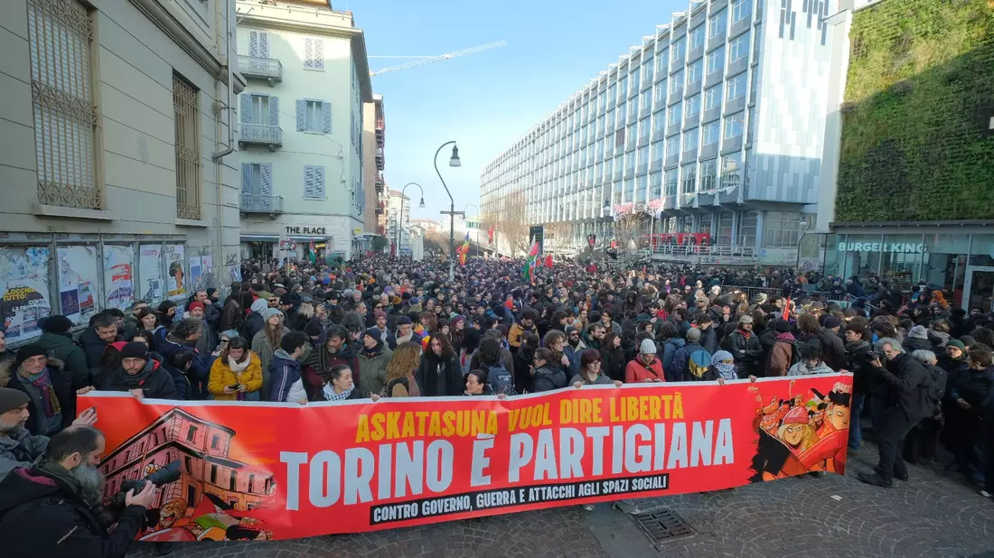 Die Proteste richteten sich gegen die Räumung eines linken Kulturzentrums. - Bild: Costantino Sergi/IPA via ZUMA Press/dpa