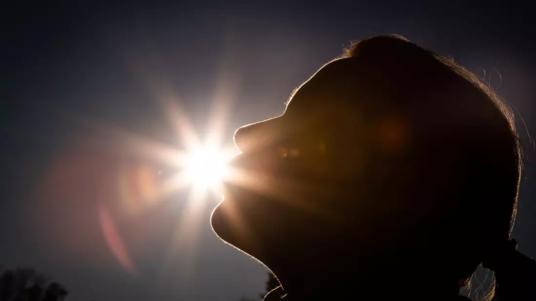 Über die Haut wird ein Großteil von Vitamin D im Körper gebildet. (Symbolbild) - Bild: Friso Gentsch/dpa