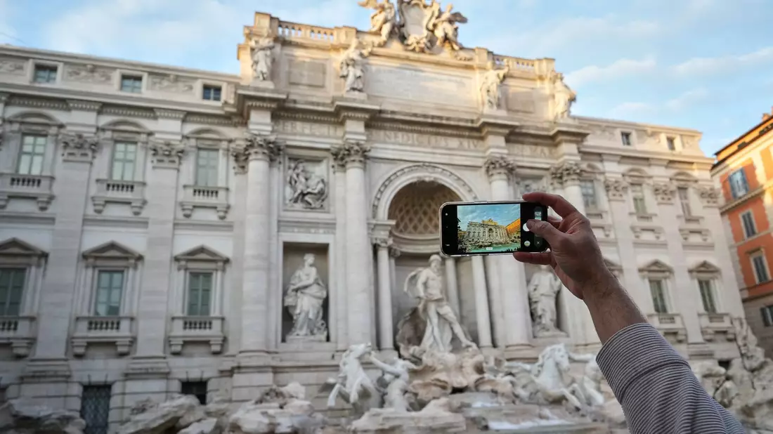 Der Besuch des Trevi-Brunnens kostet Touristen künftig zwei Euro. (Archivbild) - Bild: Andrew Medichini/AP/dpa