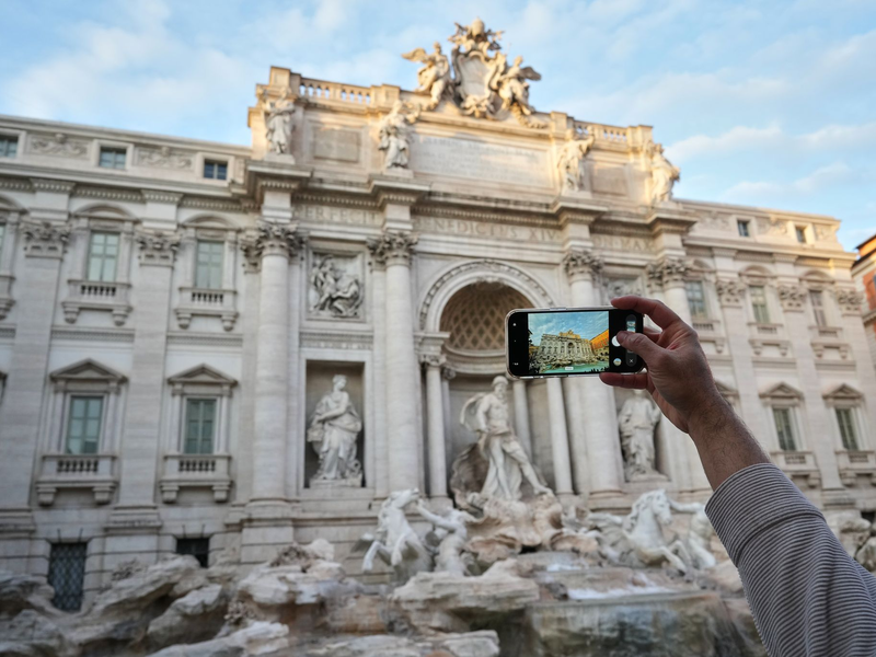 Der Besuch des Trevi-Brunnens kostet Touristen künftig zwei Euro. (Archivbild) - Foto: Andrew Medichini/AP/dpa