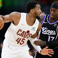 Hier spielten sie noch gegeneinander: Nun soll Dennis Schröder (re.) zu den Cleveland Cavaliers um Donovan Mitchell wechseln. - Foto: David Dermer/AP/dpa