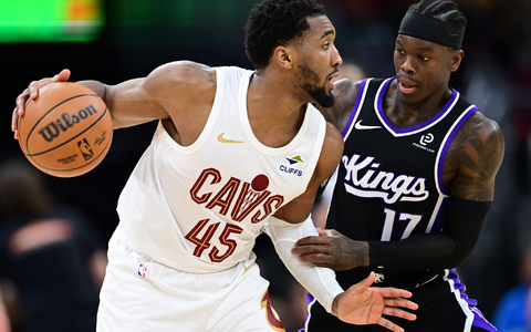 Hier spielten sie noch gegeneinander: Nun soll Dennis Schröder (re.) zu den Cleveland Cavaliers um Donovan Mitchell wechseln. - Foto: David Dermer/AP/dpa