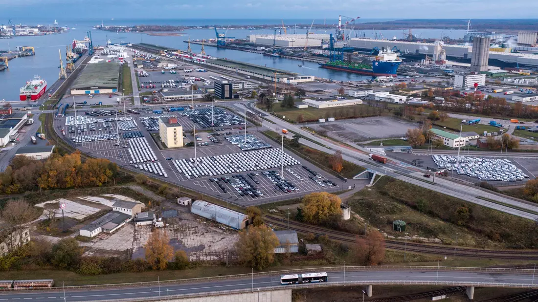 Über den Rostocker Hafen soll Wasserstoff in Form von Ammoniak nach Deutschland gelangen. (Archivbild) - Bild: Jens Büttner/dpa