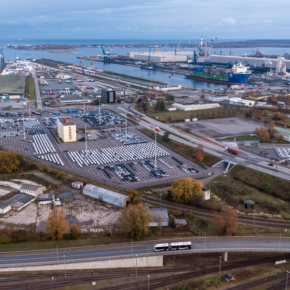 Über den Rostocker Hafen soll Wasserstoff in Form von Ammoniak nach Deutschland gelangen. (Archivbild) - Foto: Jens Büttner/dpa