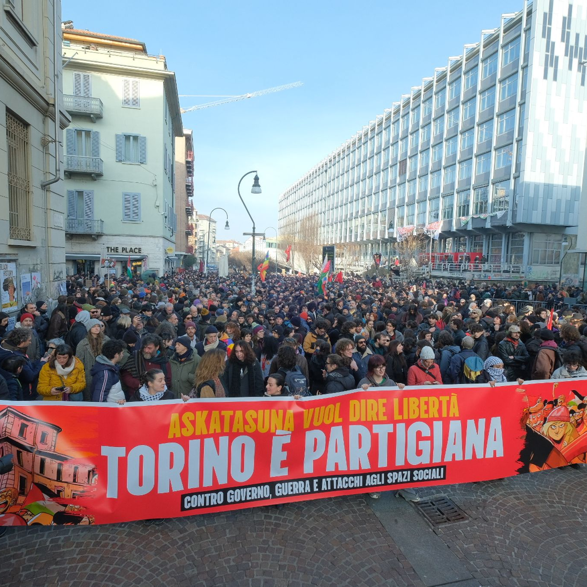 Die Proteste richteten sich gegen die Räumung eines linken Kulturzentrums. - Foto: Costantino Sergi/IPA via ZUMA Press/dpa