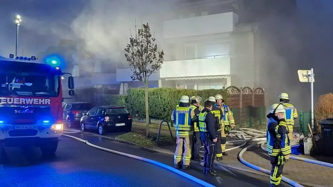 FW Moers: Massive Rauchentwicklung in Tiefgarage - Feuerwehr im Großeinsatz - Bild: presseportal.de