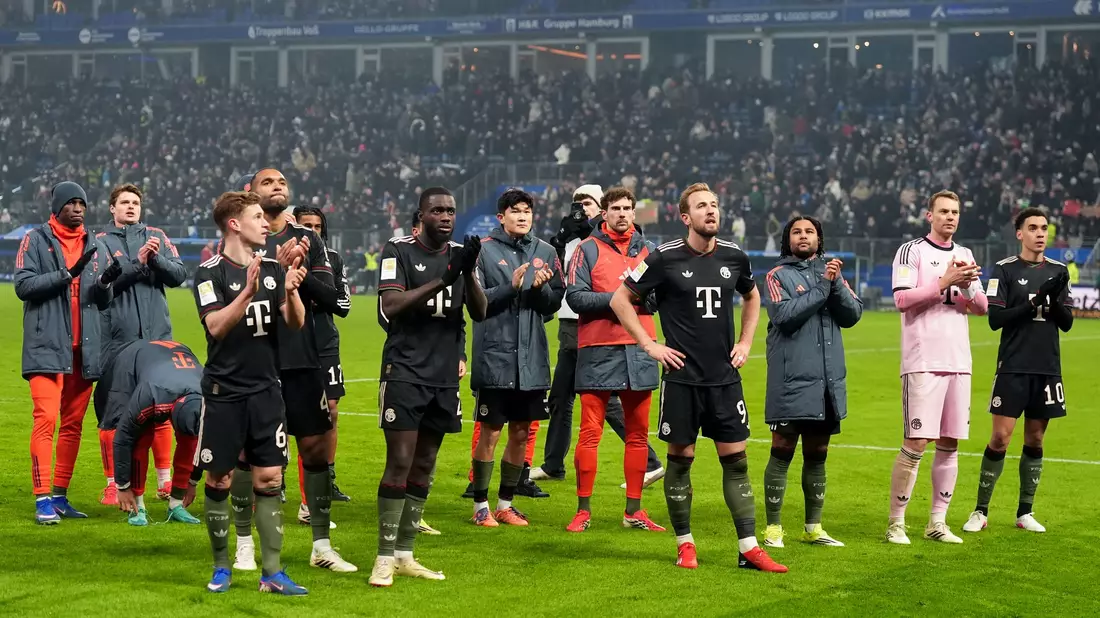 Dank an die Fans nach dem 2:2: Die Spieler des FC Bayern München.  - Bild: Marcus Brandt/dpa