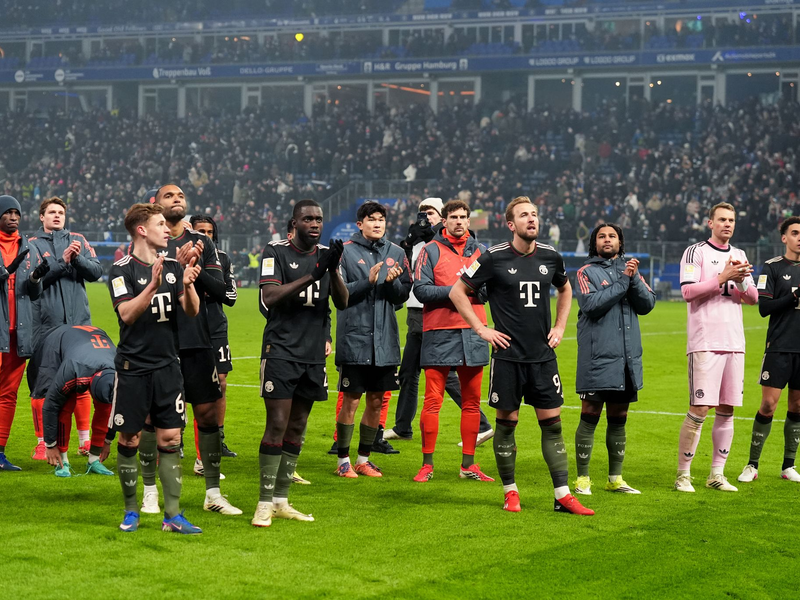 Dank an die Fans nach dem 2:2: Die Spieler des FC Bayern München.  - Foto: Marcus Brandt/dpa
