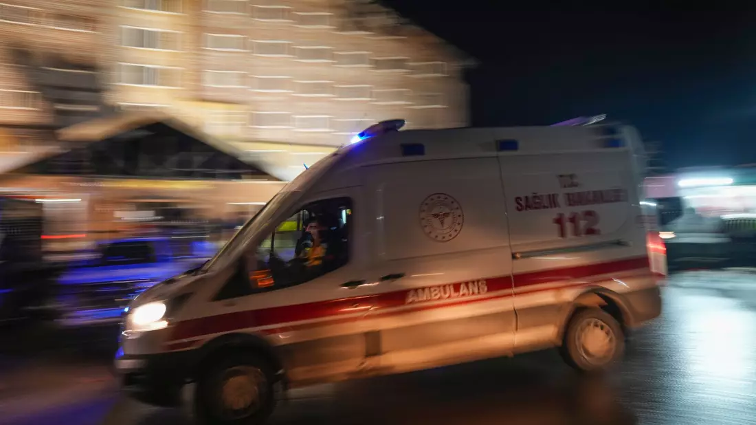 Die Verletzten seien in umliegende Krankenhäuser gekommen. (Symbolbild) - Bild: Francisco Seco/AP/dpa