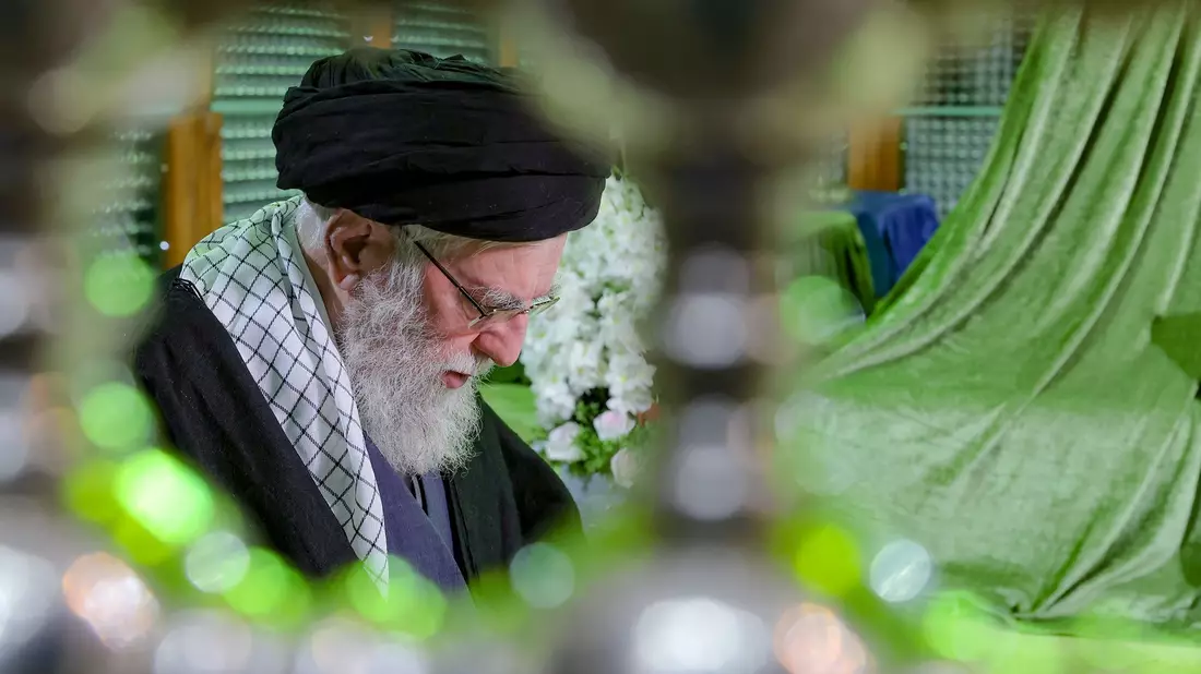 «Das iranische Volk wird jemandem, der angreift oder Schaden zufügt, einen harten Schlag versetzen», kündigt Ajatollah Ali Chamenei an. - Bild: Uncredited/Office of the Iranian Supreme Leader/AP/dpa