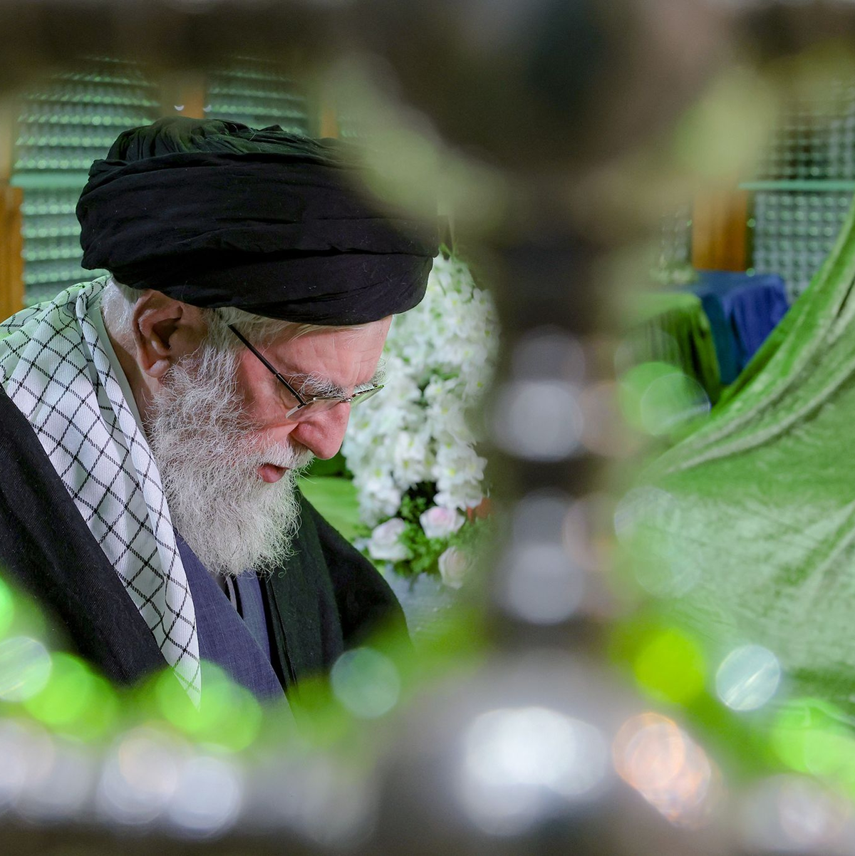 «Das iranische Volk wird jemandem, der angreift oder Schaden zufügt, einen harten Schlag versetzen», kündigt Ajatollah Ali Chamenei an. - Foto: Uncredited/Office of the Iranian Supreme Leader/AP/dpa