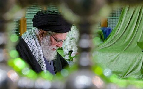 «Das iranische Volk wird jemandem, der angreift oder Schaden zufügt, einen harten Schlag versetzen», kündigt Ajatollah Ali Chamenei an. - Foto: Uncredited/Office of the Iranian Supreme Leader/AP/dpa