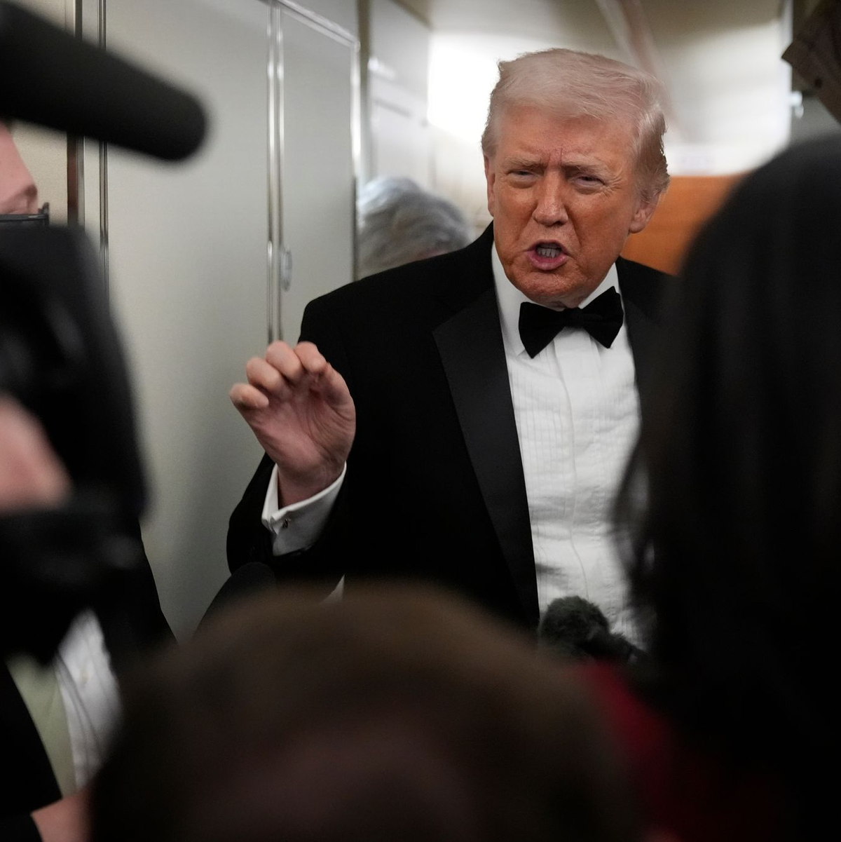 US-Präsident Donald Trump droht dem Iran - und hofft auf einen Deal. - Foto: Mark Schiefelbein/AP/dpa