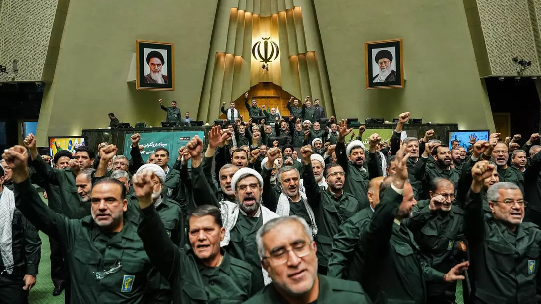 Abgeordnete des iranischen Parlaments solidarisieren sich mit den Revolutionsgarden. - Bild: Hamed Malekpour/Khane Melat/dpa