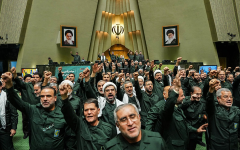 Abgeordnete des iranischen Parlaments solidarisieren sich mit den Revolutionsgarden. - Foto: Hamed Malekpour/Khane Melat/dpa