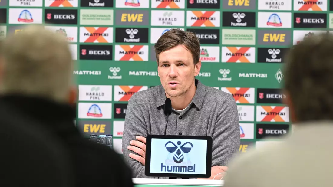 Werders Sportchef Clemens Fritz erklärt die Trennung von Trainer Horst Steffen. - Bild: Carmen Jaspersen/dpa