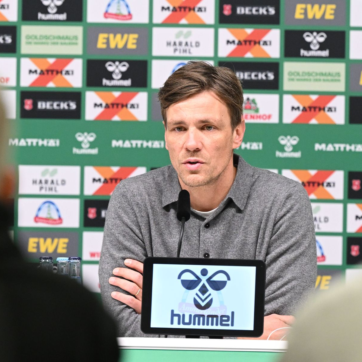 Werders Sportchef Clemens Fritz erklärt die Trennung von Trainer Horst Steffen. - Foto: Carmen Jaspersen/dpa