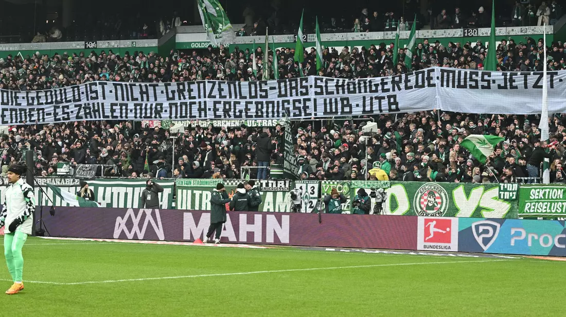 Fans protestieren im Weserstadion. - Bild: Carmen Jaspersen/dpa