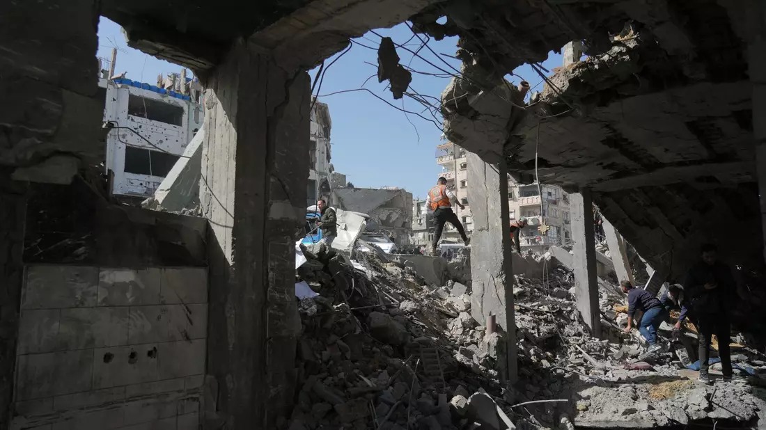 Trümmer einer Polizeistation in Gaza. (Archivbild) - Bild: Jehad Alshrafi/AP/dpa