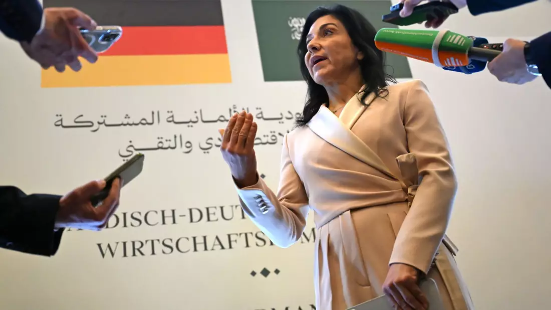 Wirtschaftsministerin Katherina Reiche (CDU) meint: Die relativ niedrigen Gasspeicher-Füllstände sind kein Grund zur Sorge. - Bild: Elisa Schu/dpa