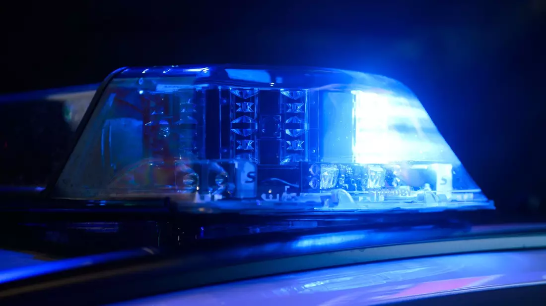 In der Nacht rückten viele Einsatzkräfte zu einer Diskothek in Bremervörde aus, weil dort wohl Reizgas versprüht wurde. (Symbolbild)  - Bild: Julian Stratenschulte/dpa