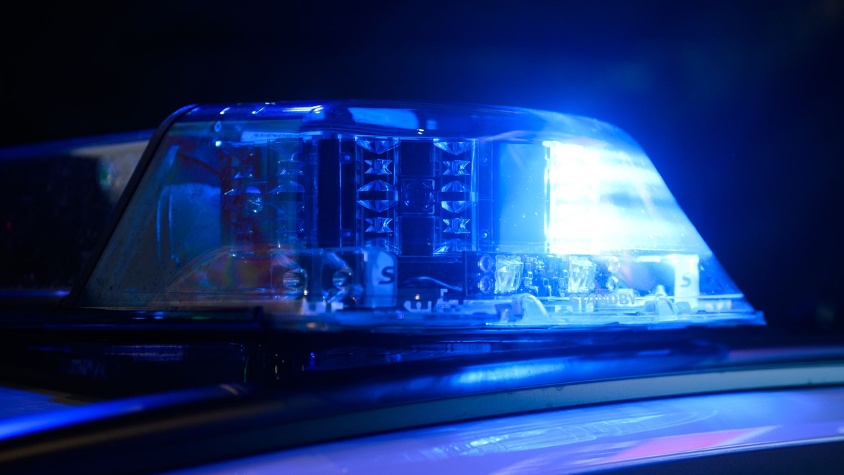 In der Nacht rückten viele Einsatzkräfte zu einer Diskothek in Bremervörde aus, weil dort wohl Reizgas versprüht wurde. (Symbolbild)  - Foto: Julian Stratenschulte/dpa