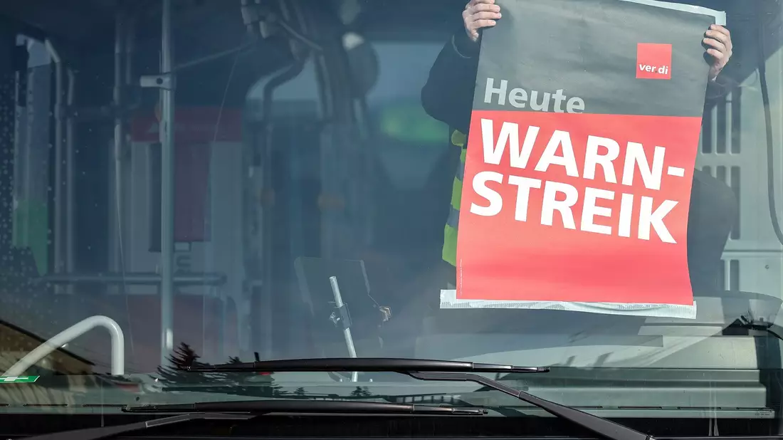 Der Start in die neue Woche könnte vor allem für Pendler herausfordernd werden. - Bild: Jan Woitas/dpa