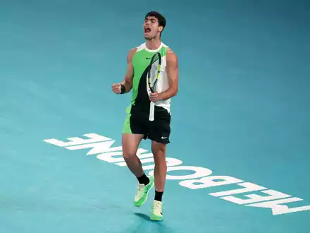 Carlos Alcaraz ist der jüngste Tennisspieler der Geschichte, der alle vier Grand-Slam-Turniere gewonnen hat. - Foto: Mark Baker/AP/dpa