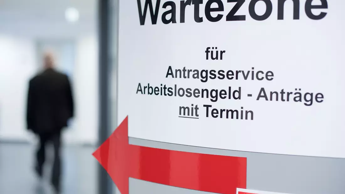 Beim Arbeitslosengeld dringt der CDU-Wirtschaftsrat auf eine Begrenzung. (Symbolbild) - Bild: Sebastian Gollnow/dpa