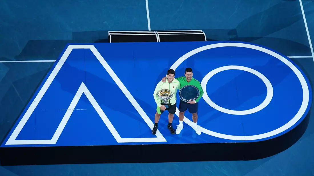 Carlos Alcaraz und Novak Djokovic lieferten sich ein tolles Finale. - Bild: Dar Yasin/AP/dpa