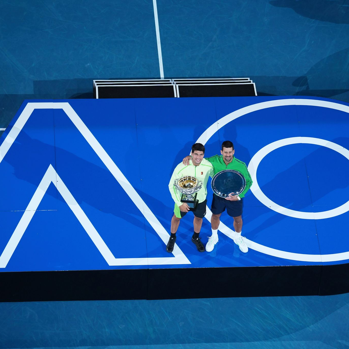 Carlos Alcaraz und Novak Djokovic lieferten sich ein tolles Finale. - Foto: Dar Yasin/AP/dpa