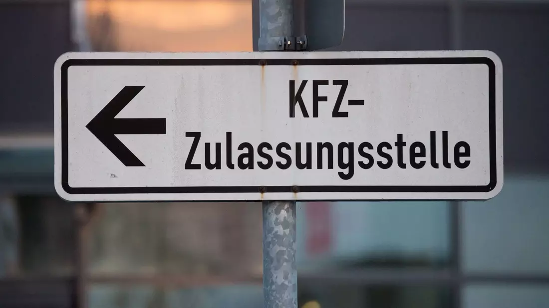 Zwischen Kauf und der Zulassung eines Autos vergehen in der Regel Monate. (Archivbild) - Bild: Armin Weigel/dpa