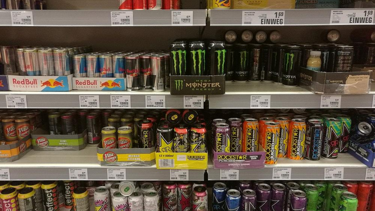 Energydrinks im Supermarktregal (Archiv) - Foto: via dts Nachrichtenagentur