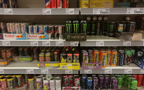 Energydrinks im Supermarktregal (Archiv) - Foto: via dts Nachrichtenagentur