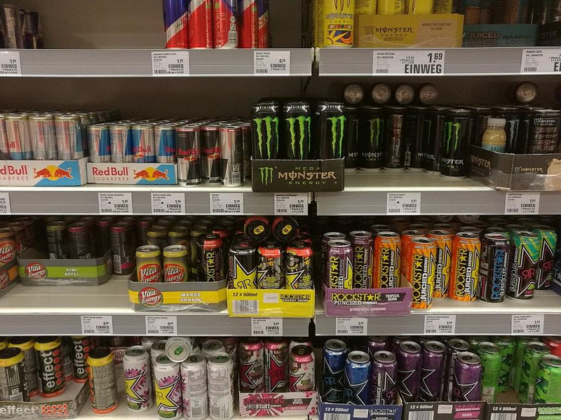 Energydrinks im Supermarktregal (Archiv) - Foto: via dts Nachrichtenagentur