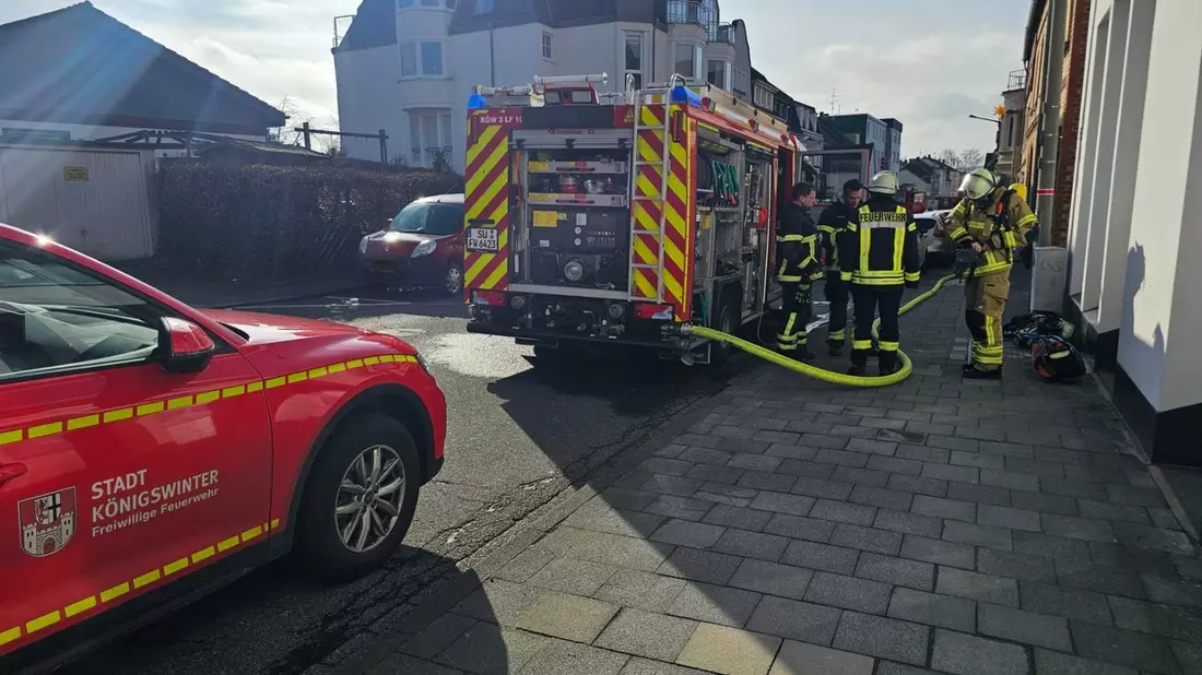 FW Königswinter: Feuerwehr rückt zu Brandeinsätzen nach Oberdollendorf aus - Bild: presseportal.de