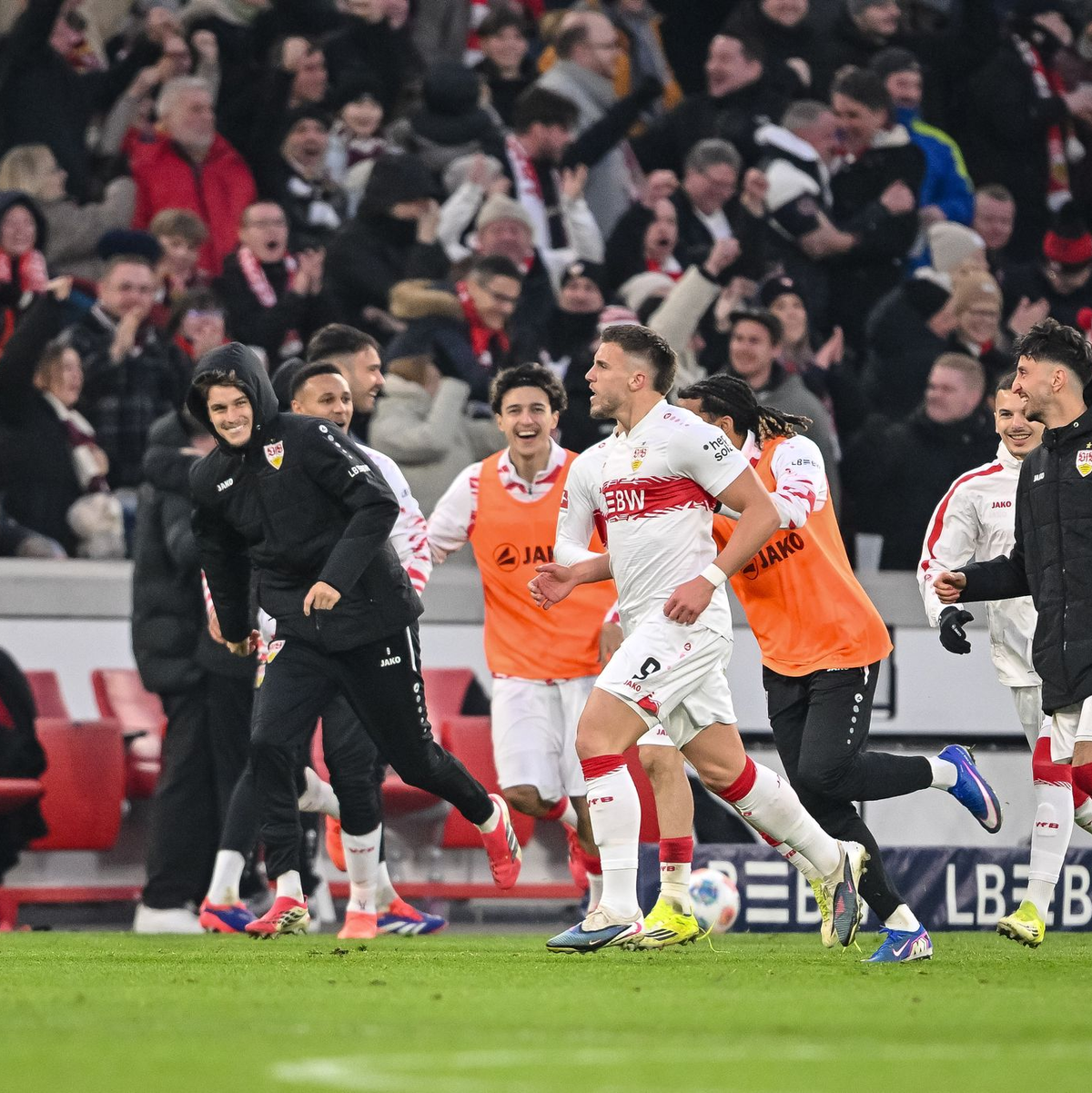 Ermedin Demirovic jubelt nach seinem Tor zum 1:0. - Foto: Harry Langer/dpa