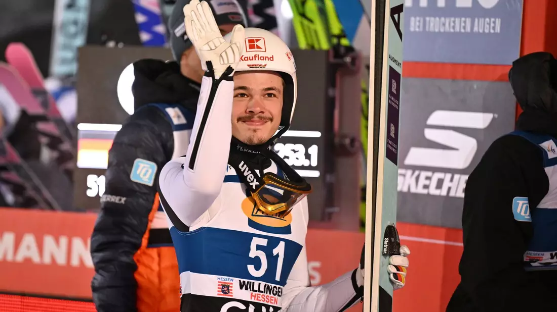 Philipp Raimund freut sich über Platz drei. - Bild: Swen Pförtner/dpa